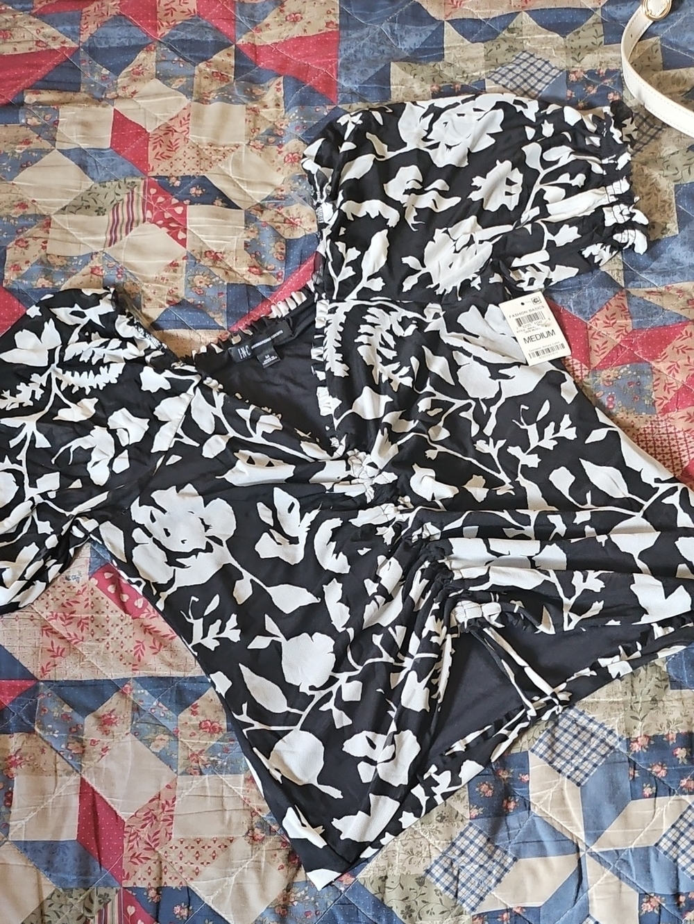 INC International Concepts Black & White Floral Ruched Short Sleeve Top